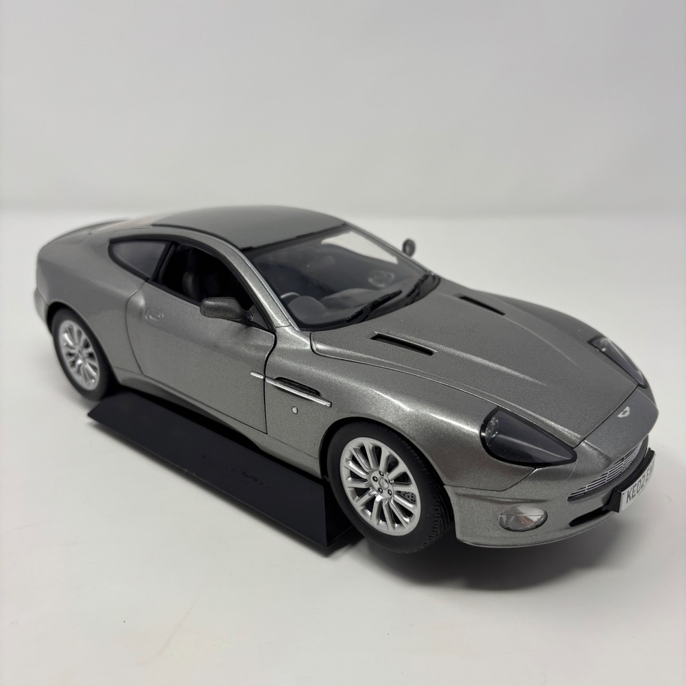 Aston Martin V12 Vanquish James Bond 1:18 Diecast Model Car 1:18 Silver No Box